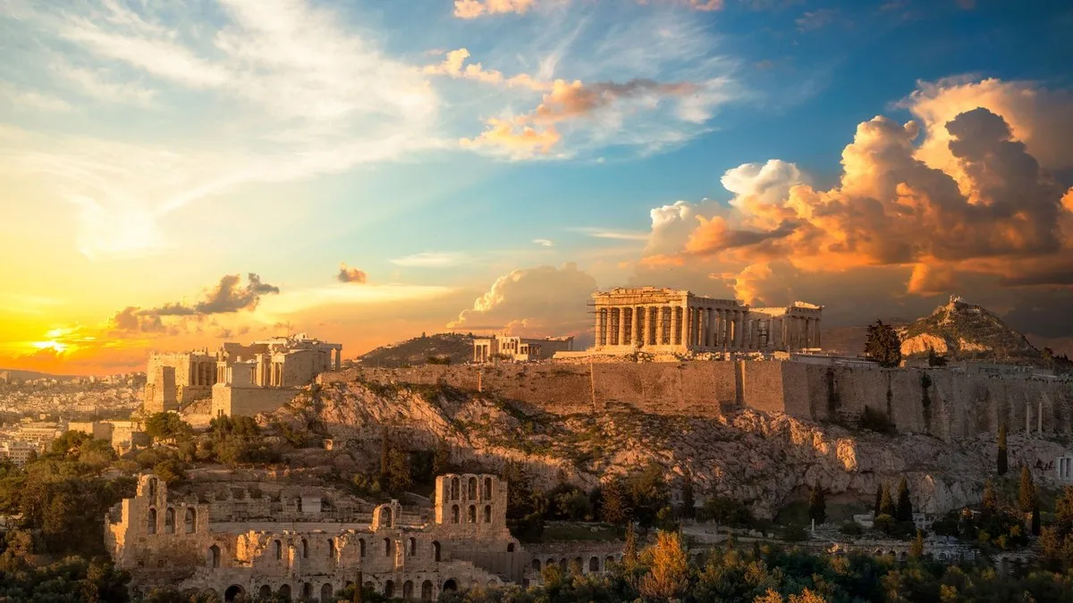 Gün batımında Akropolis ve Parthenon, arkada Likavitos Tepesi