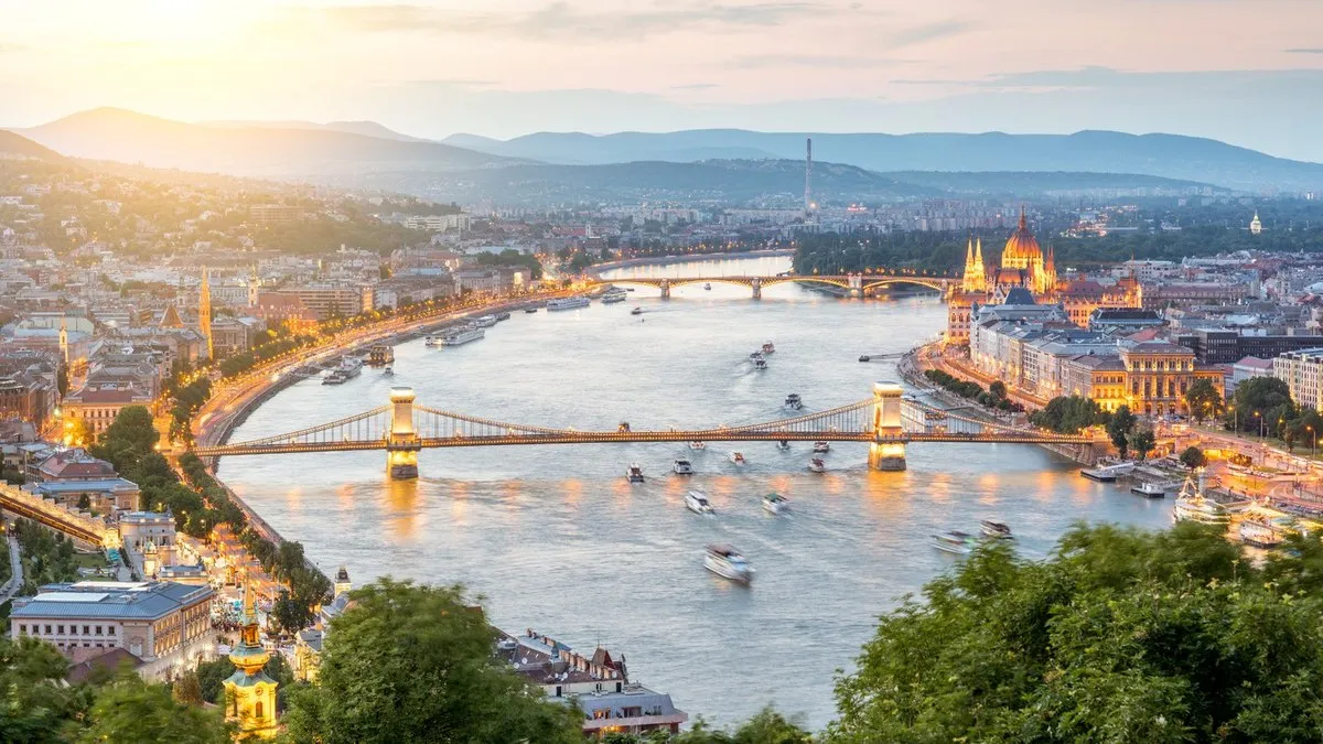 Budapeşte’de Tuna Nehri, Zincir Köprü ve arkada Parlamento binası