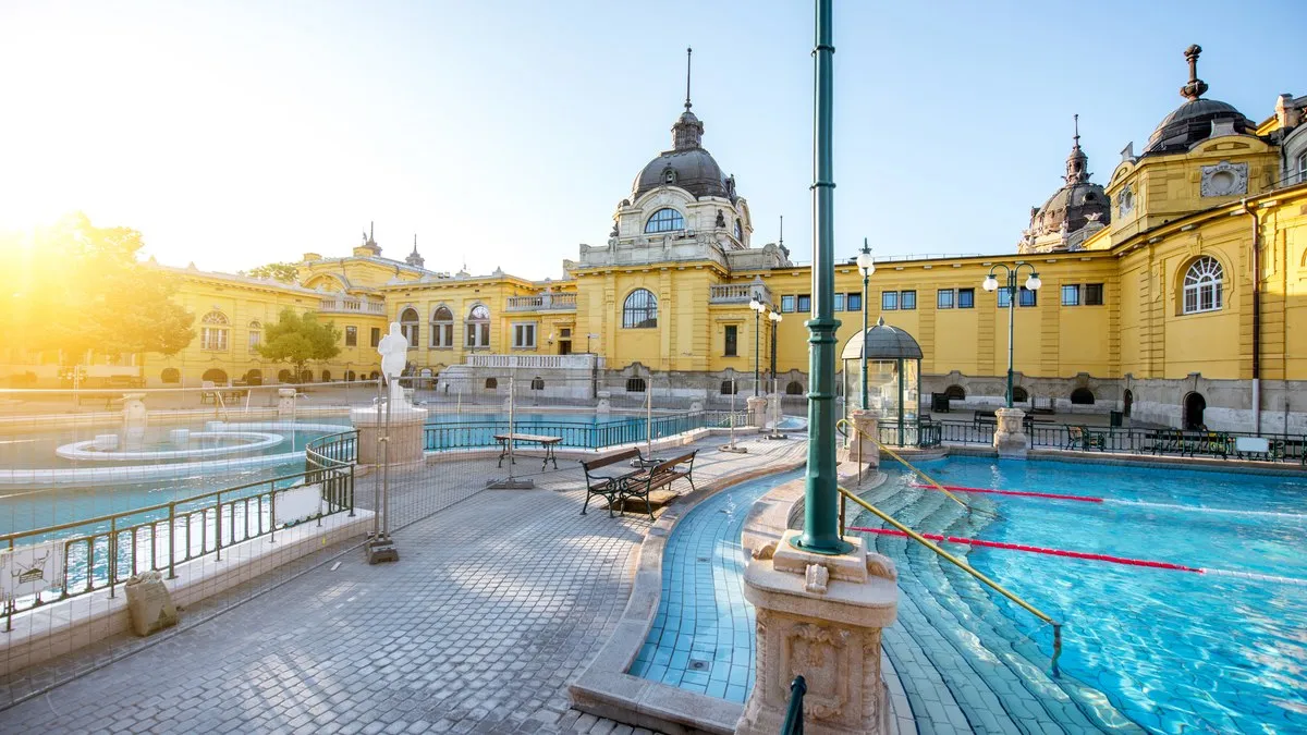 Budapeşte’deki Széchenyi Kaplıcası’nın sarı neobarok binası ve açık hava havuzları