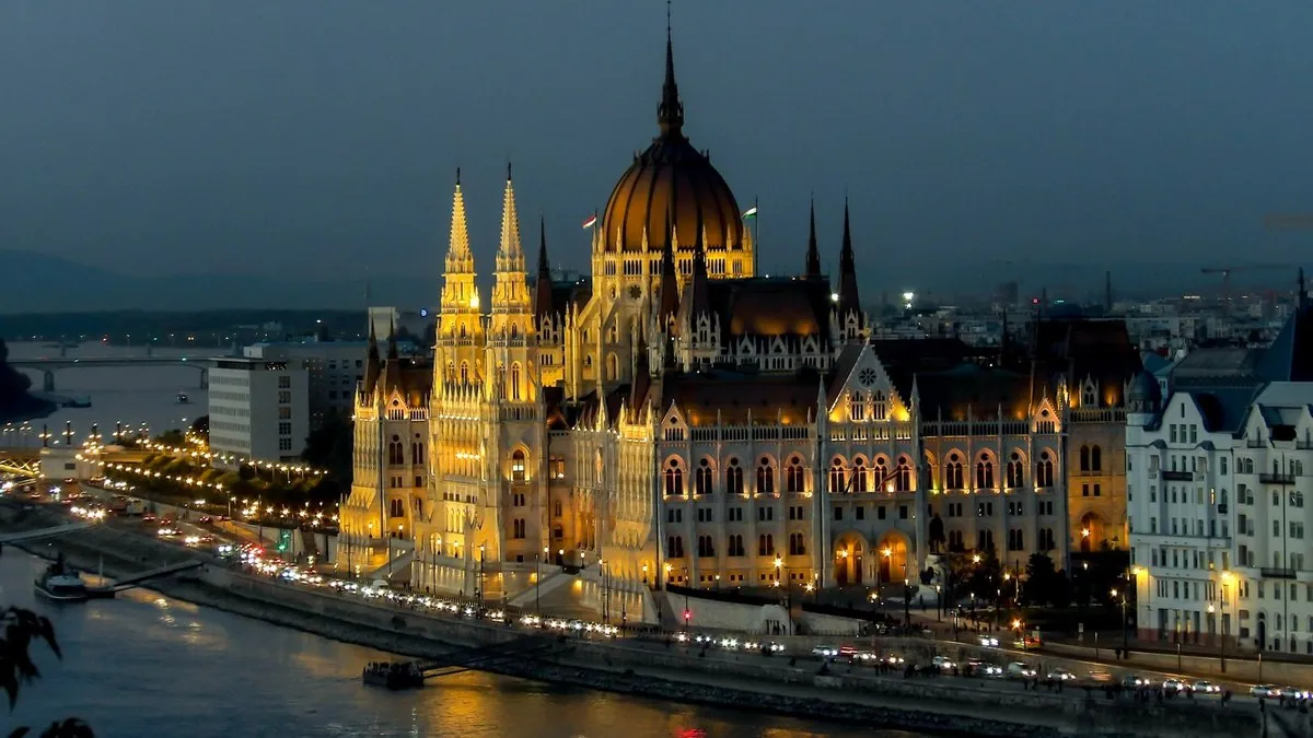 Budapeşte’de Tuna kıyısında gece aydınlatmasıyla Parlamento binası