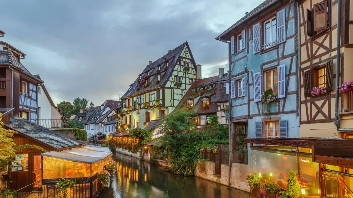 Colmar’da kanal kenarındaki Petite Venise mahallesi ve yarım ahşap evler