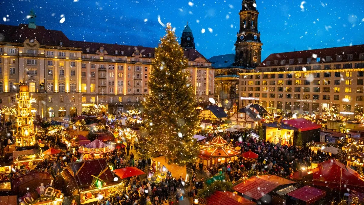 Dresden Altmarkt’ta kar yağarken Striezelmarkt, dev Noel ağacı ve ışıklı tezgahlar