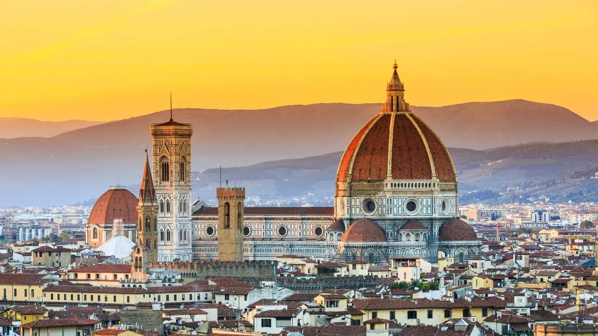 Gün batımında Floransa Duomo’sunun kubbesi ve şehrin çatıları