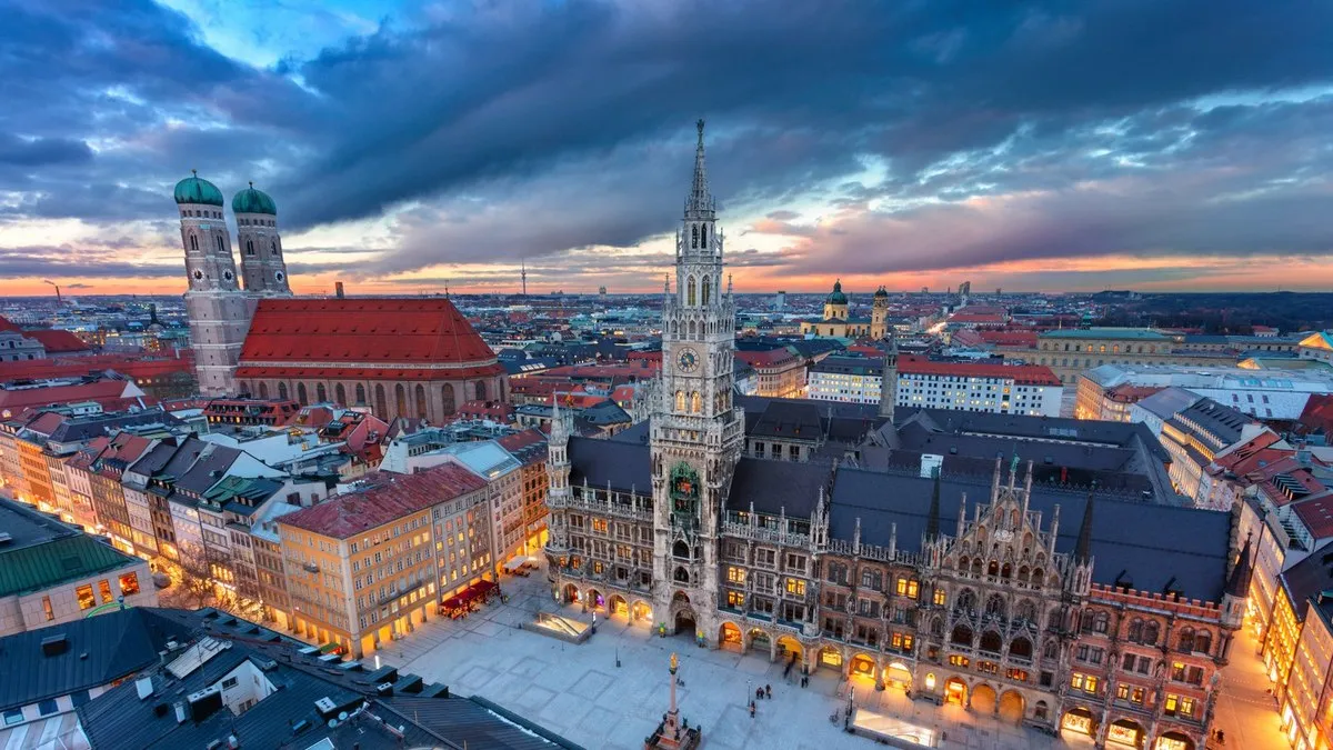 Gün batımında Münih Marienplatz, Yeni Belediye Binası ve Frauenkirche kuleleri