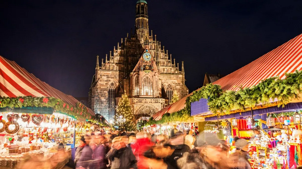 Nürnberg’de Frauenkirche önünde kurulan Christkindlesmarkt tezgahları, gece