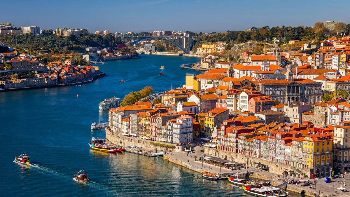 Porto’da Douro Nehri kıyısındaki renkli Ribeira evleri ve tekneler