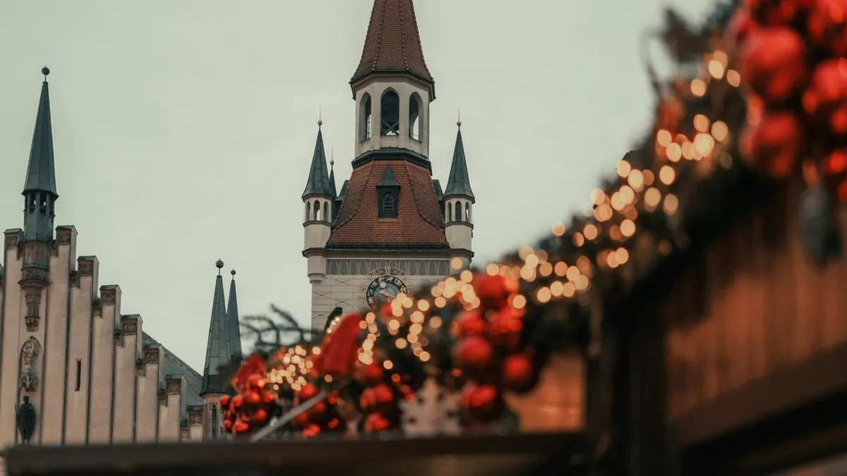 Prag’da Eski Şehir Belediye Binası kulesi ve Noel süslemeleri