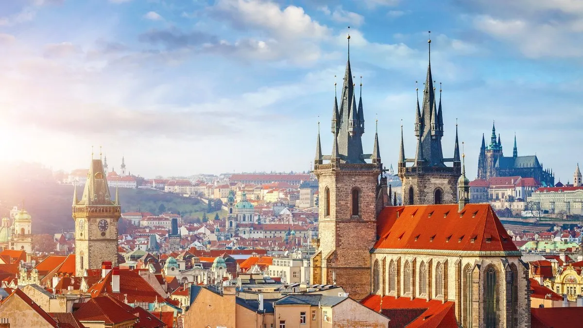 Prag’ın kırmızı çatıları, Tyn Kilisesi kuleleri ve arkada Prag Kalesi