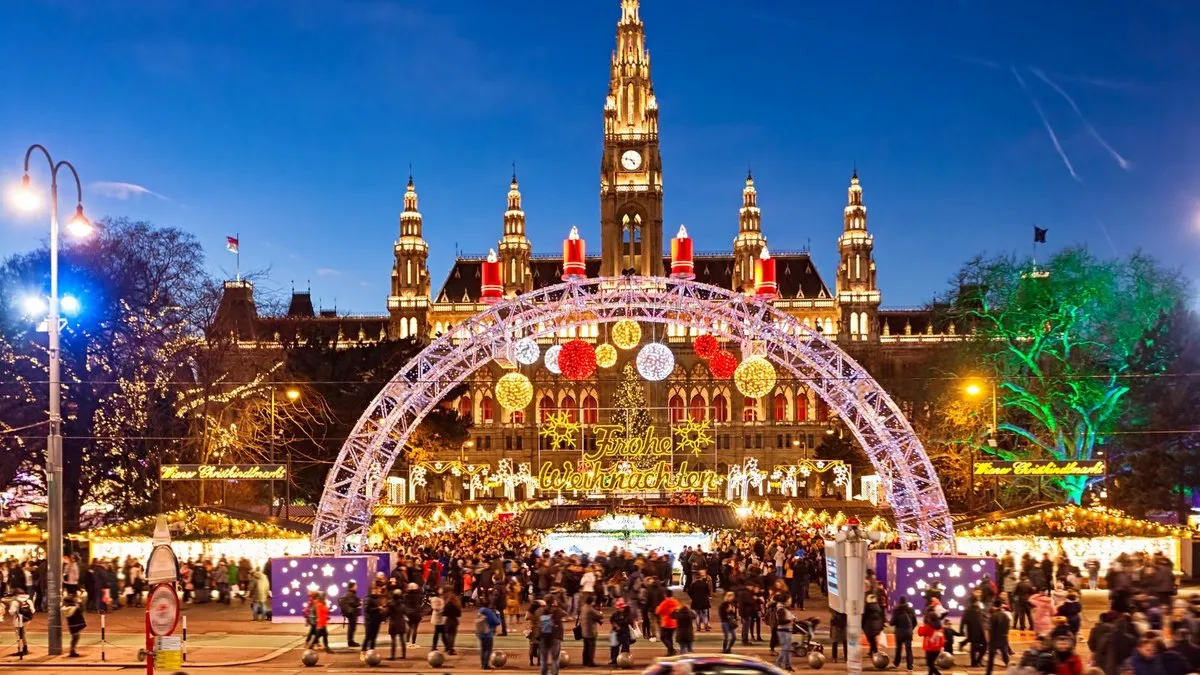 Viyana Belediye Binası önünde ‘Frohe Weihnachten’ ışıklı kemeri ve Christkindlmarkt