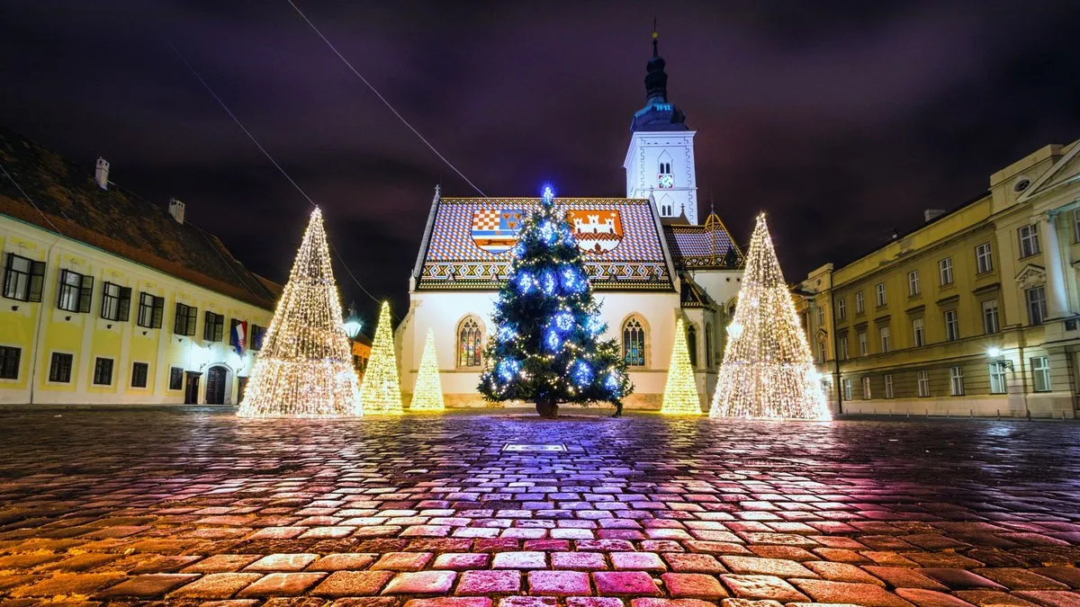 Zagreb’de Aziz Marko Kilisesi önünde ışıklı Noel ağaçları
